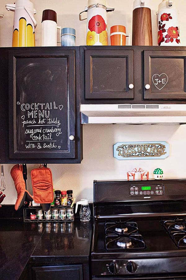 21-Simply-Beautiful-Ways-To-Use-Chalkboard-Paint-On-a-Kitchen-homesthetics-decor-3.jpg